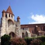 L’église Saint-Pierre est un ancien prieuré bénédictin des XIIe et XIVe siècles. Elle fut restaurée aux XVIIe et XIXe siècles. Longue de 43 m, elle conserve une partie romane, aux pierres claires et sombres alternées et une voûte gothique à liernes et tie